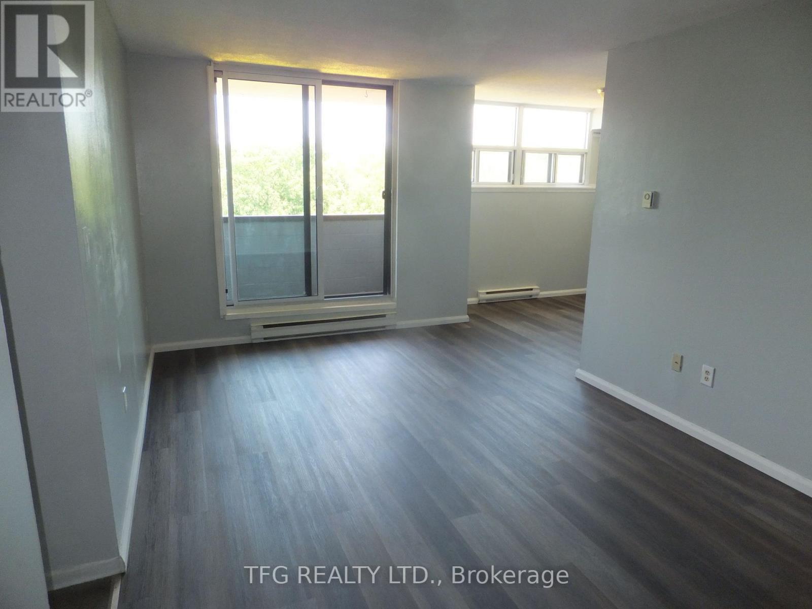 Property Photo: 1371 Simcoe Street North 401 ON L1G 4X5