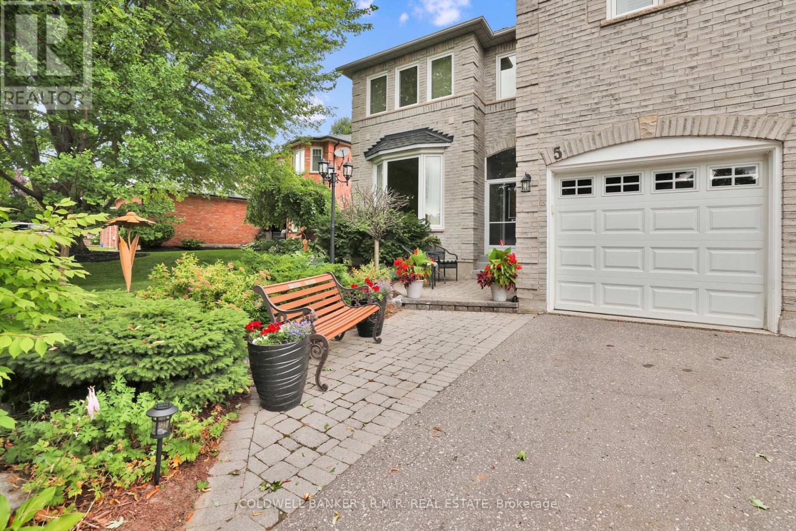 Property Photo:  5 Pemberton Court  ON L1R 1W8 