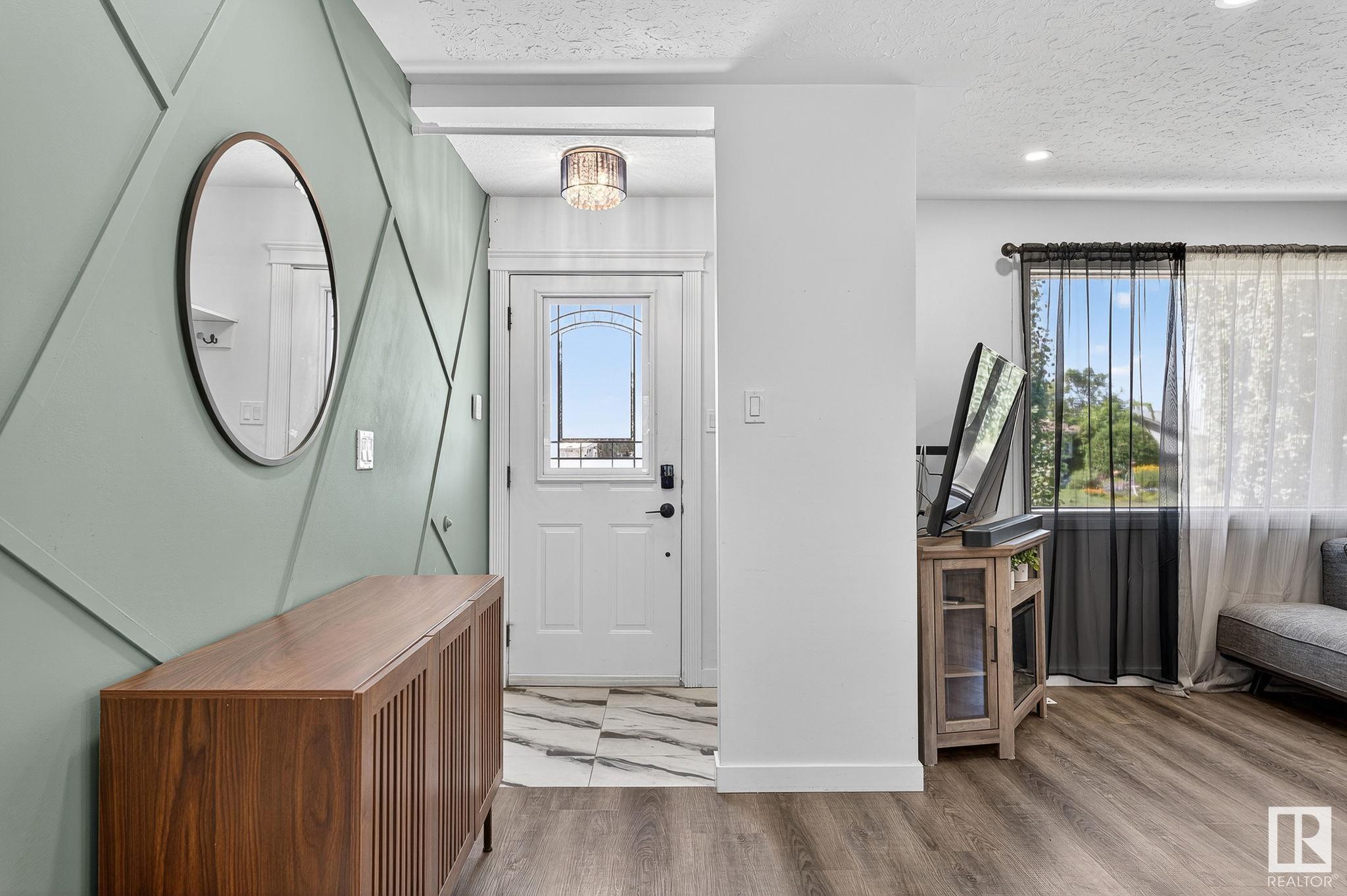 Photo de la propriété: 5216 97A Avenue NW AB T6B 1E1
