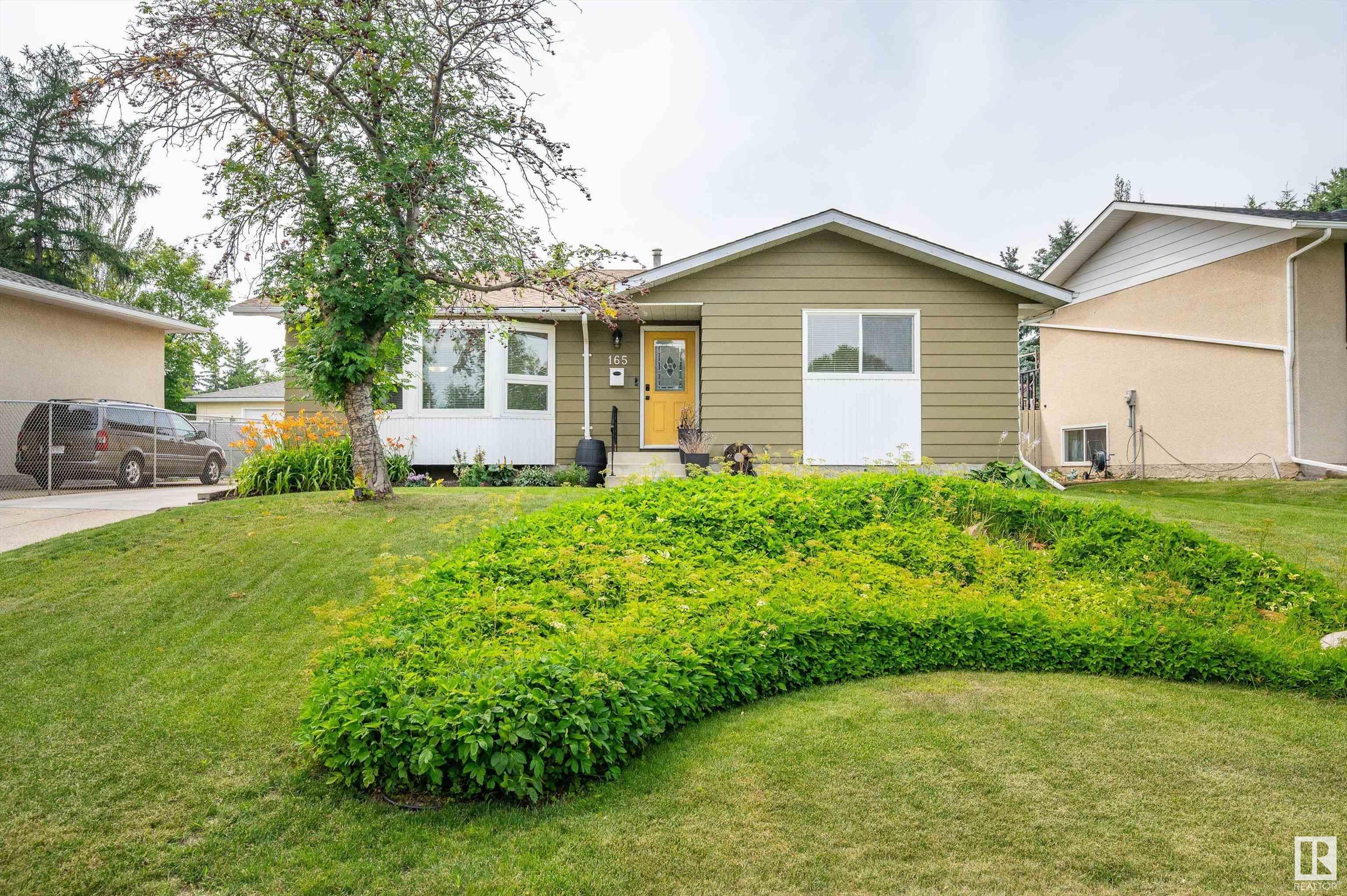 Property Photo: 165 Georgian Way AB T8A 2W7