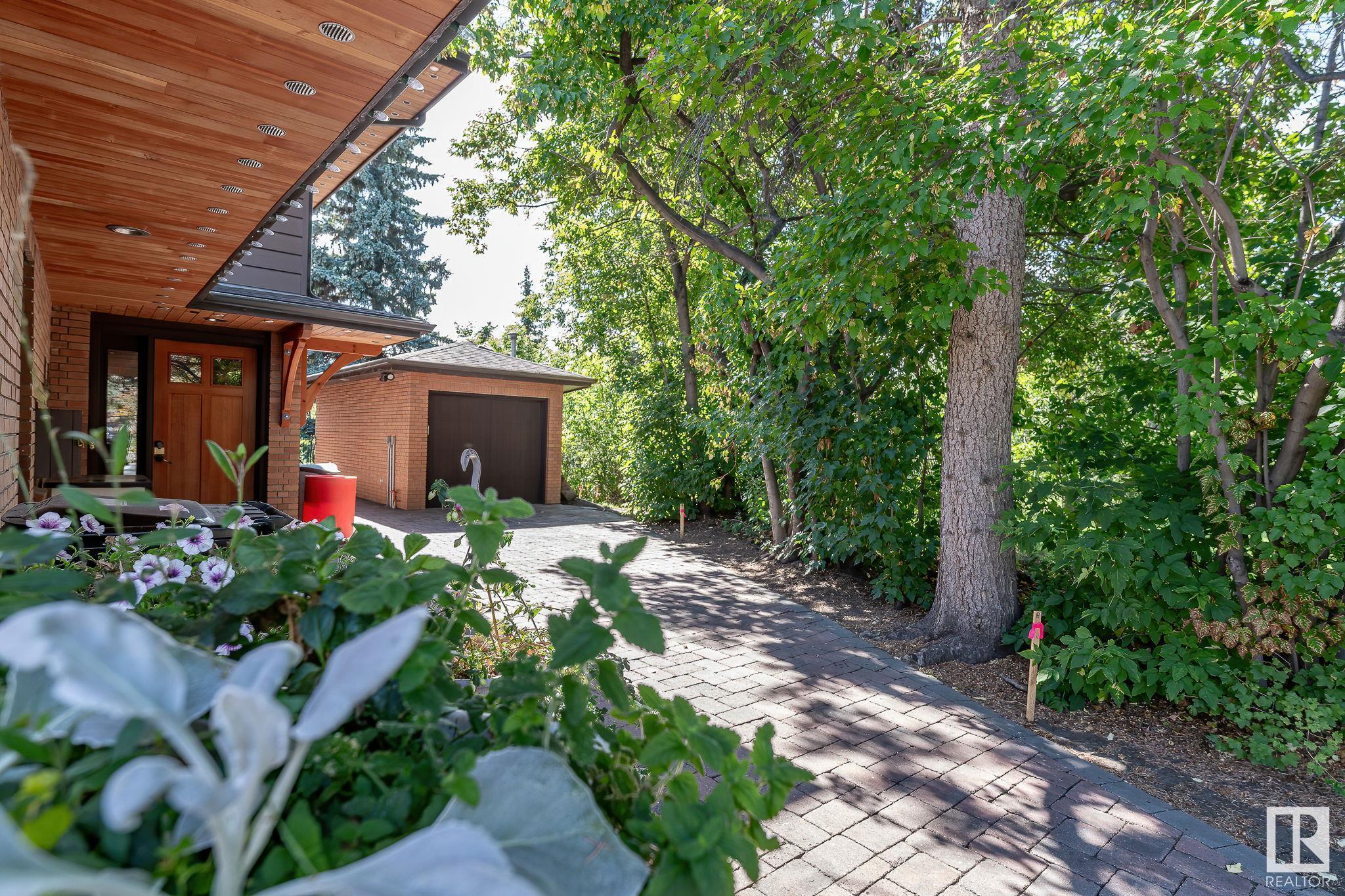 Property Photo: 8 Valleyview Point(E) NW AB T5R 5T4