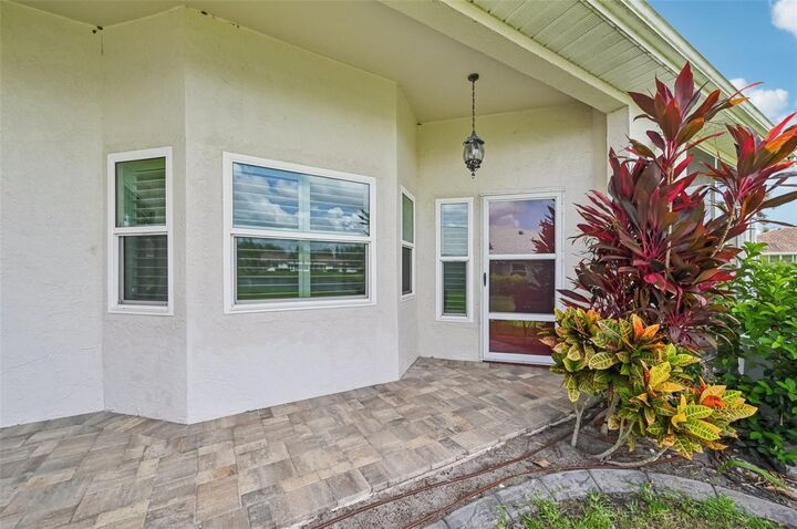 Property Photo: 1011 Otter Mill Way FL 33573