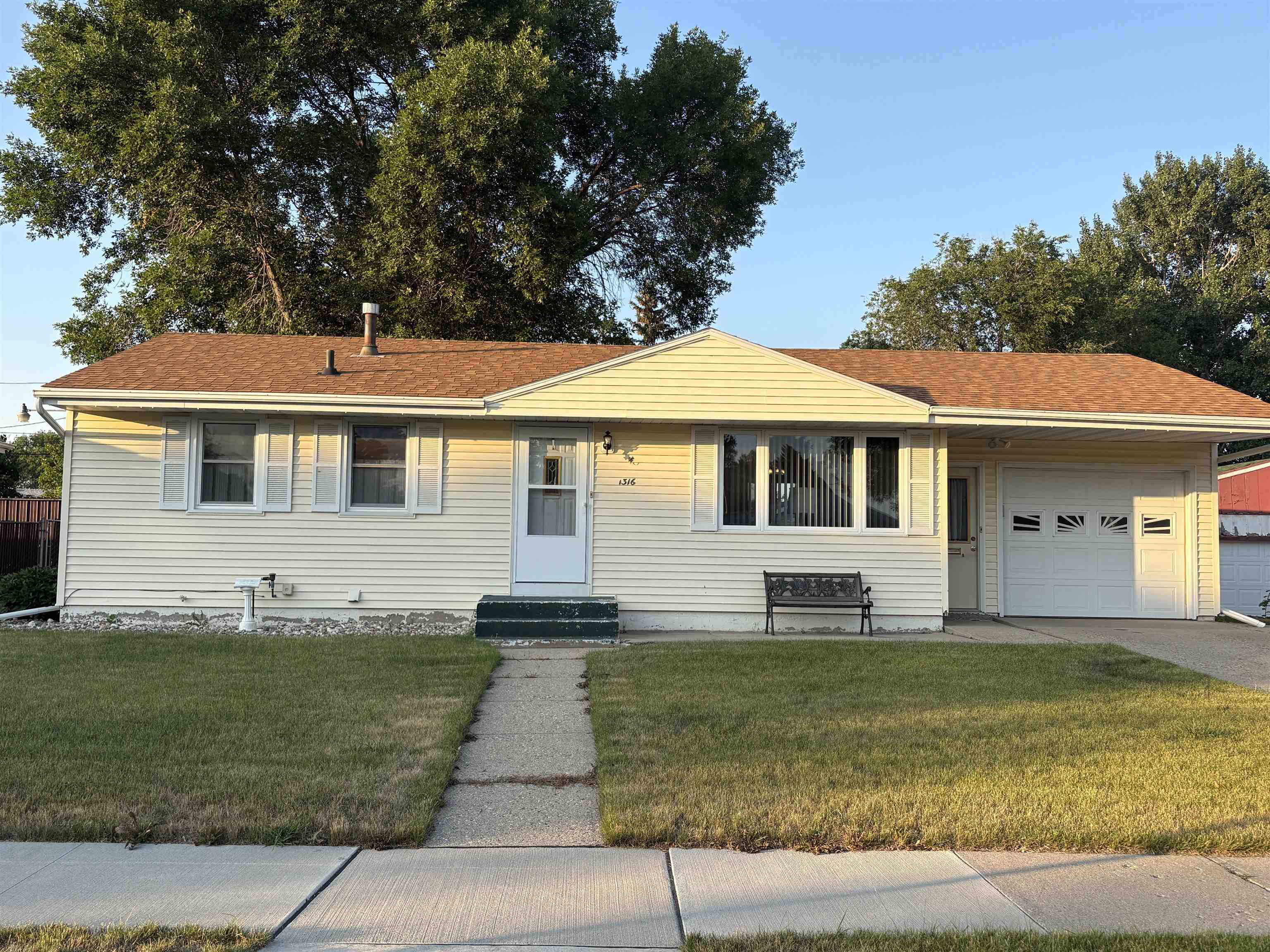 Property Photo:  1316 Sunset Boulevard  ND 58703-0000 