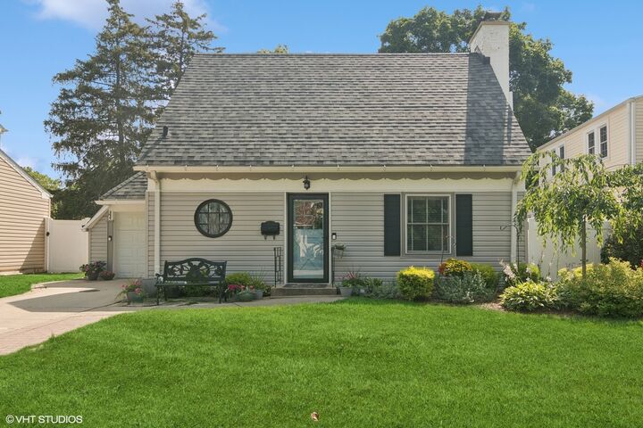 Property Photo:  443 S Dunton Avenue  IL 60005 
