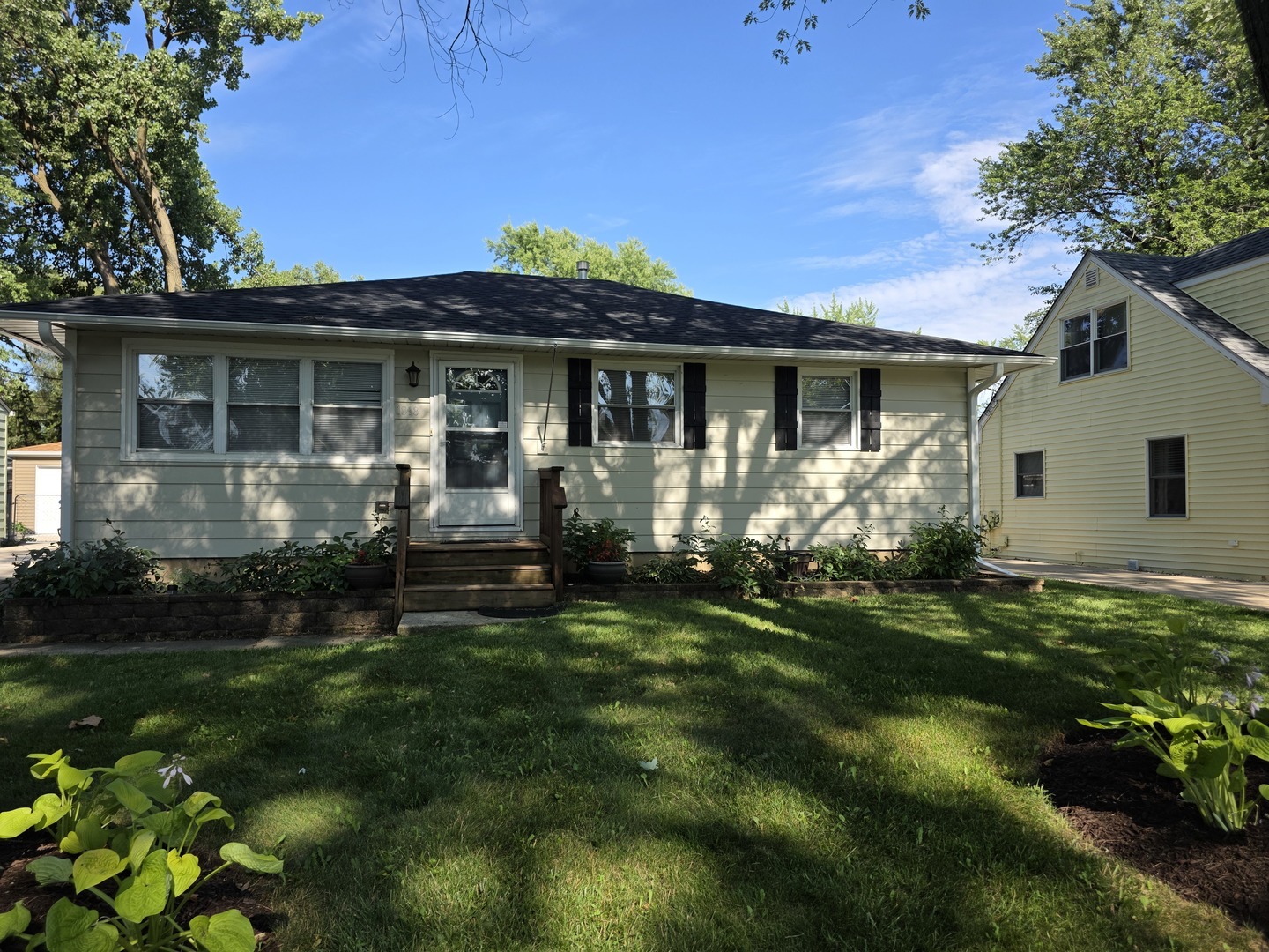 Property Photo:  1818 S 4th Place  IL 60174 