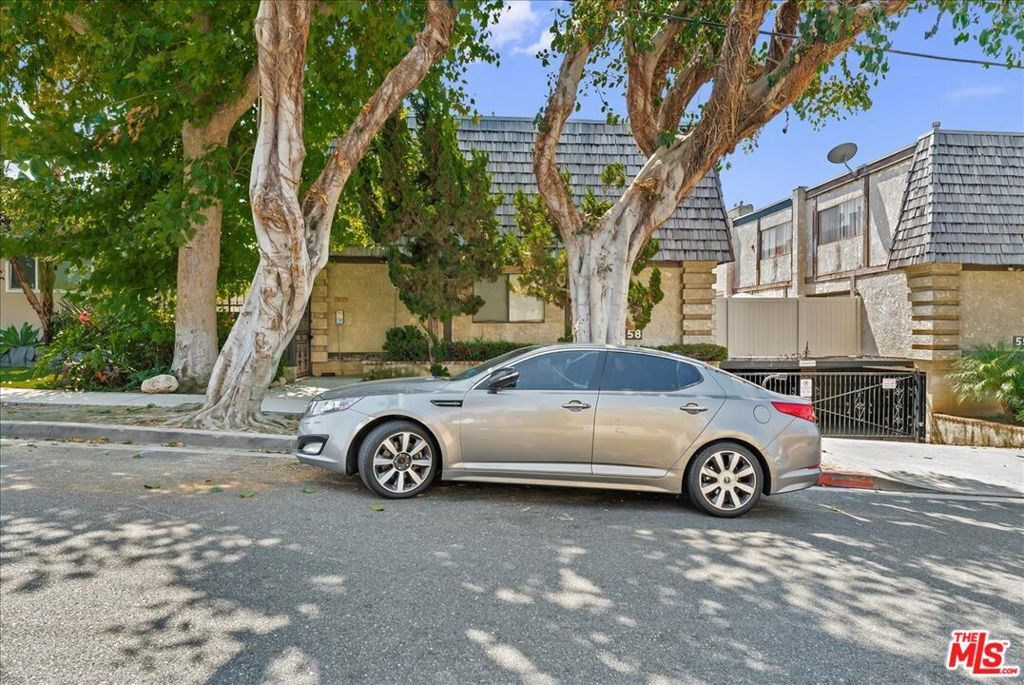 Property Photo:  558 Evergreen Street 18  CA 90302 