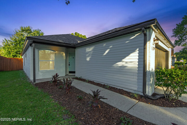 Property Photo: 1129 Creeks Ridge Road FL 32225