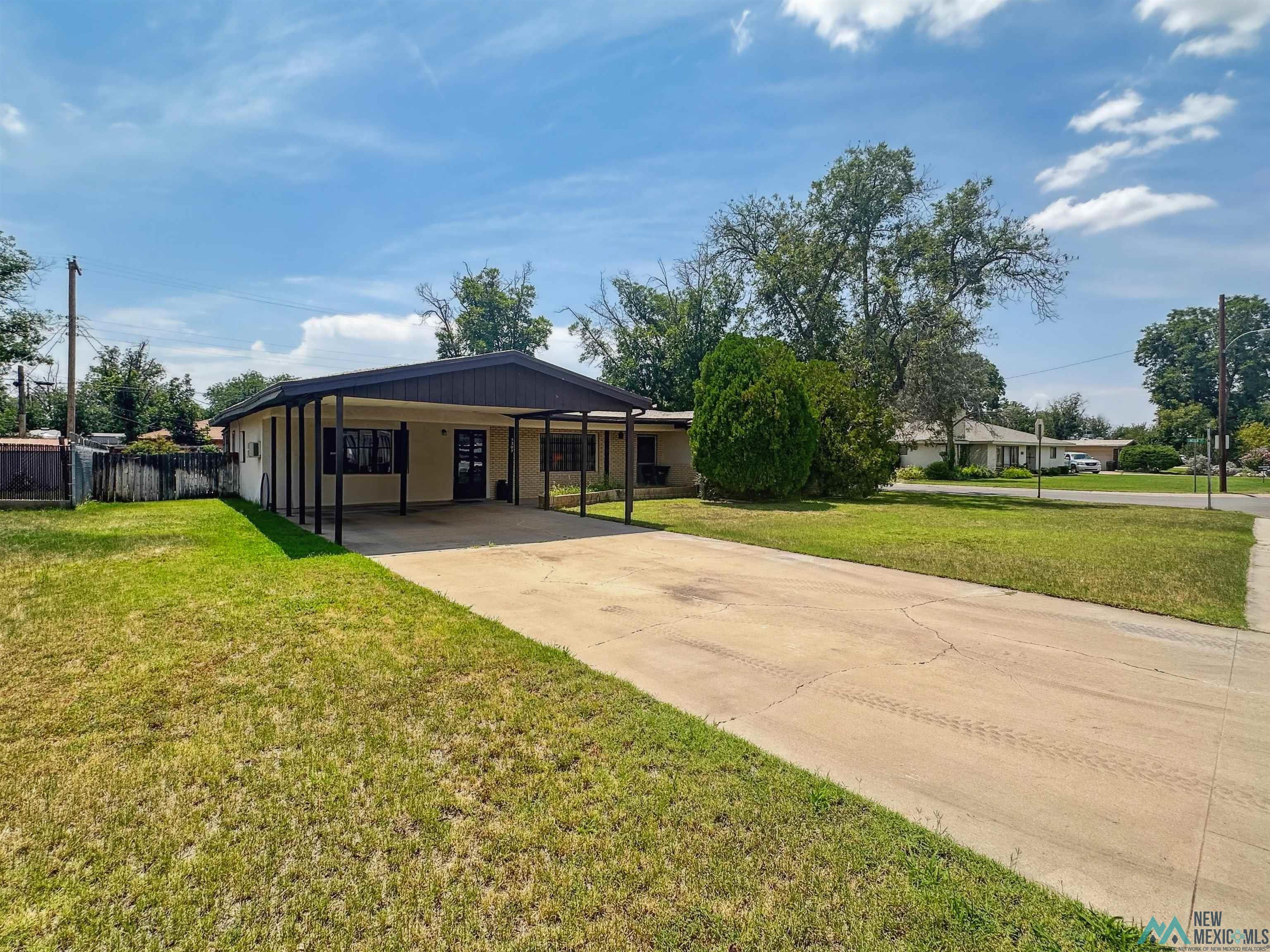 Property Photo: 1307 N Country Club Circle NM 88220