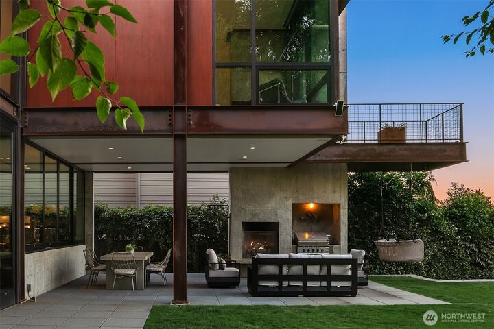 Property Photo:  8320  Avalon Drive  WA 98040 