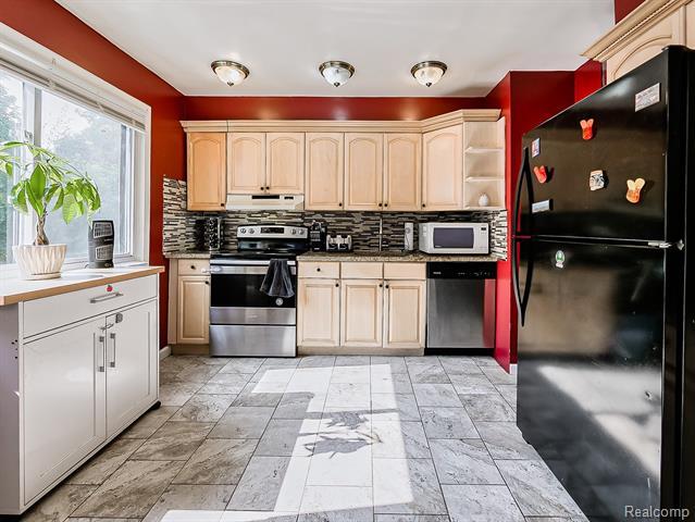Property Photo:  900 Surrey Heights  MI 48186 