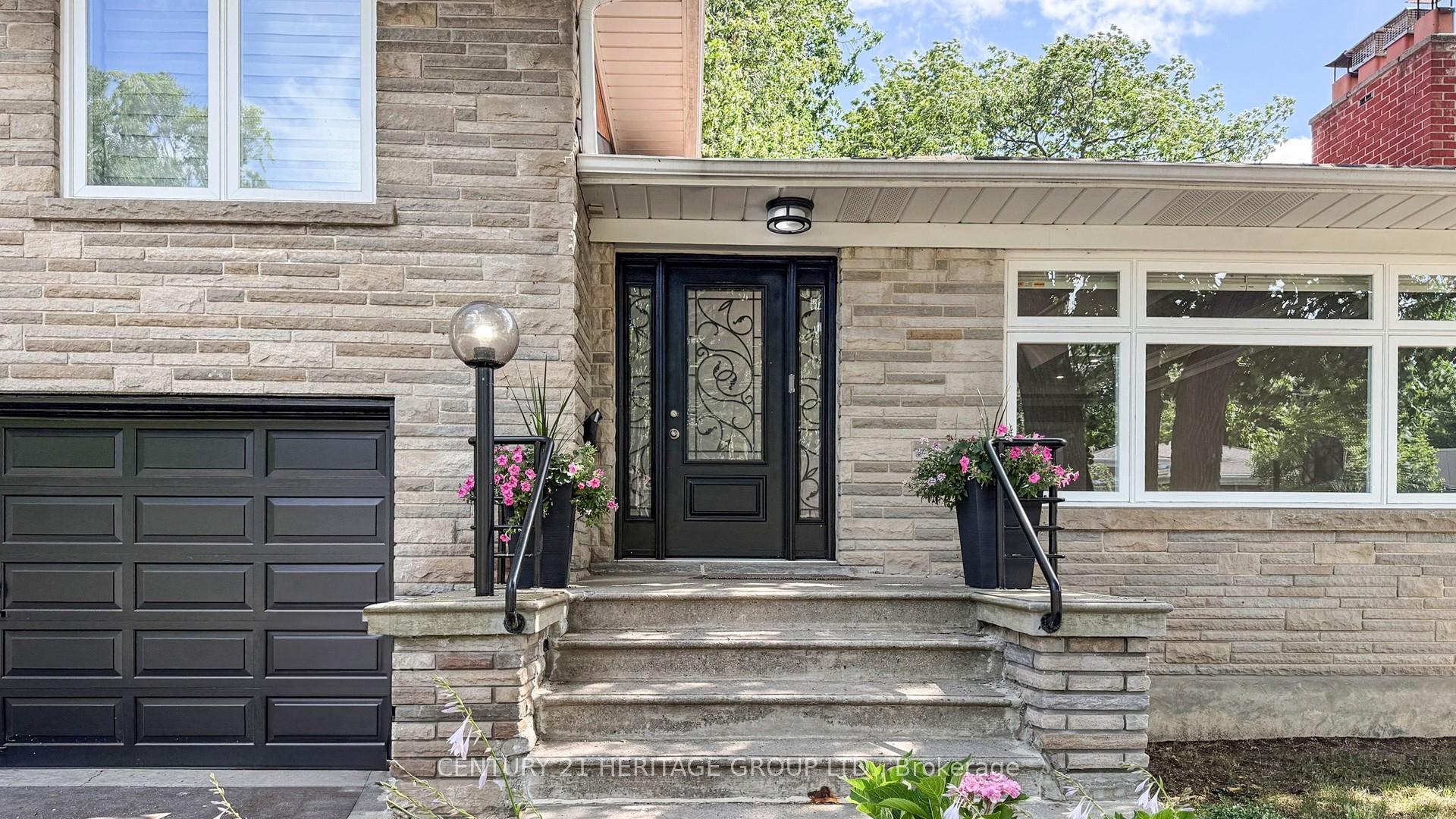 Photo de la propriété: 321 Betty Ann Drive ON M2R 1B4