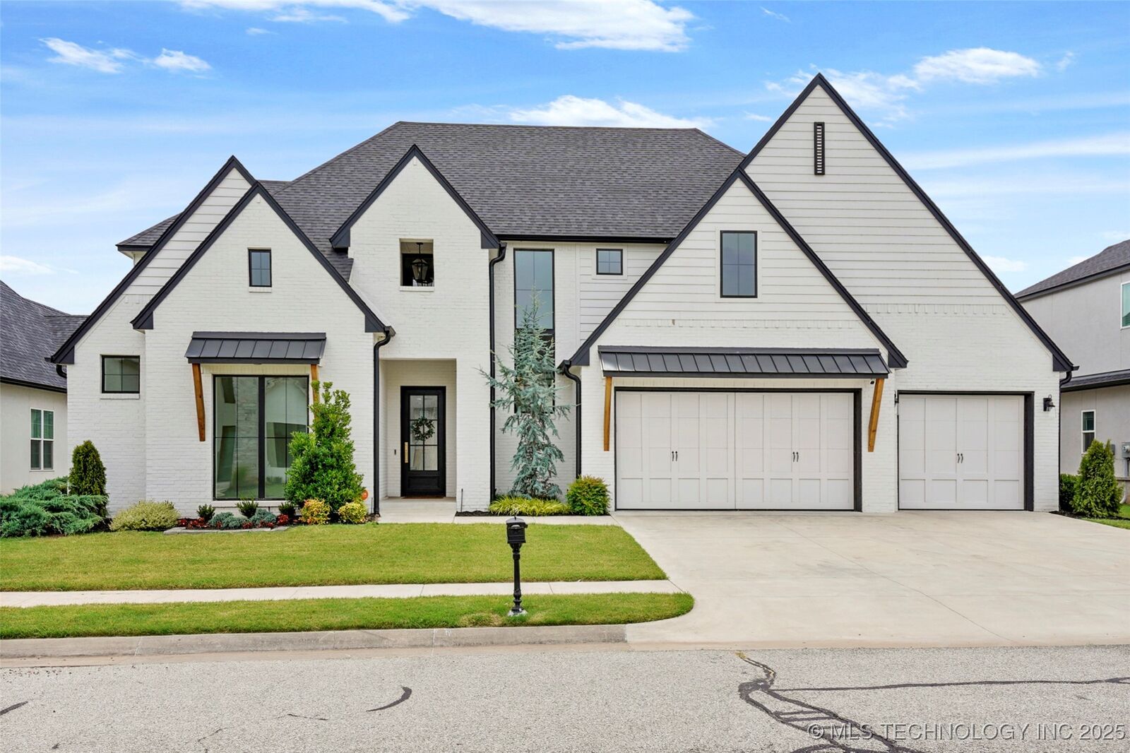 Property Photo:  3020 E 102nd Place  OK 74137 