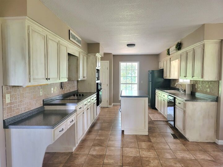 Property Photo:  