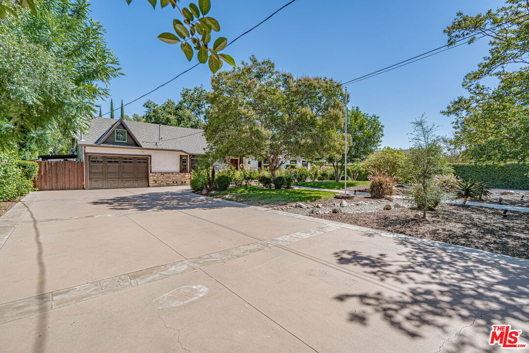 Property Photo: 22651 Calvert St CA 91367