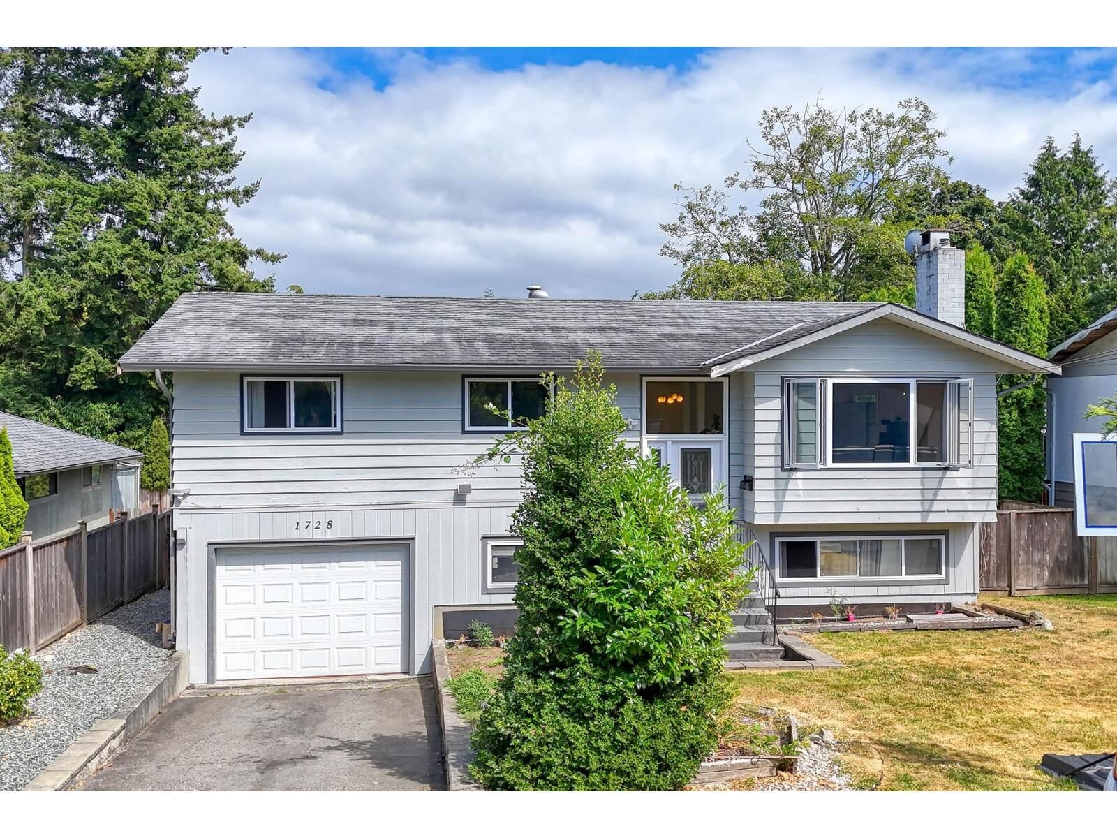 Photo de la propriété: 1728 156 Street BC V4A 4T1