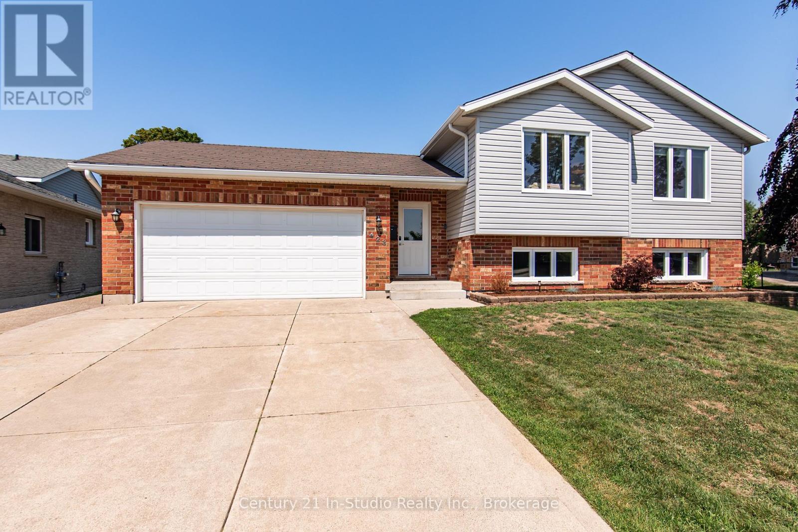 Photo de la propriété: 423 St Clair Court ON N2Z 3B4