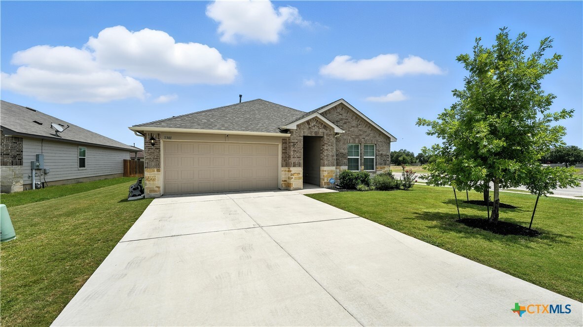 Property Photo: 1301 Parkwood TX 78155