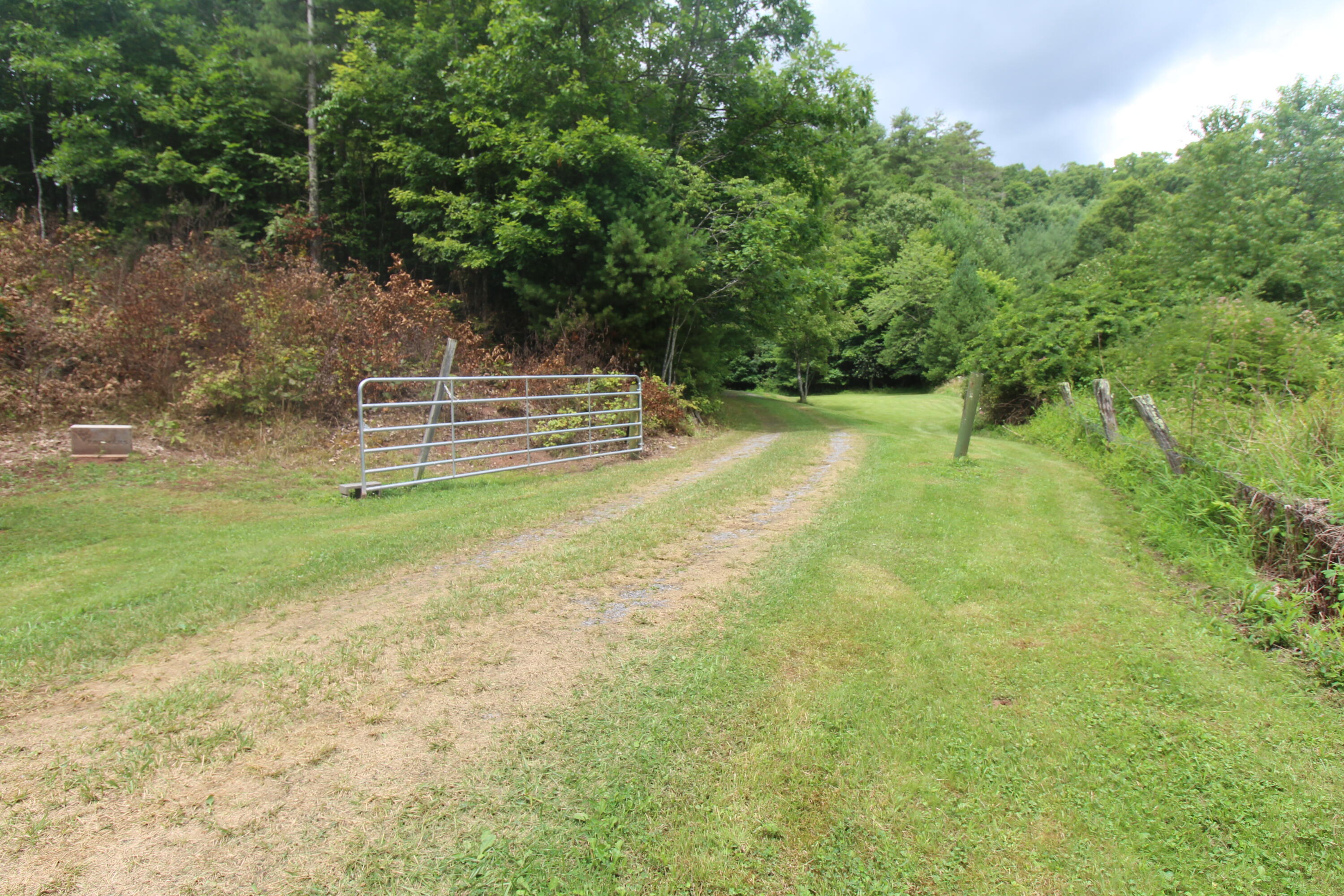 Property Photo:  8157 Moncove Lake Rd  WV 24941 