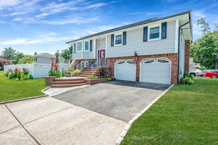 Property Photo:  6 Holly Road  NY 11769 