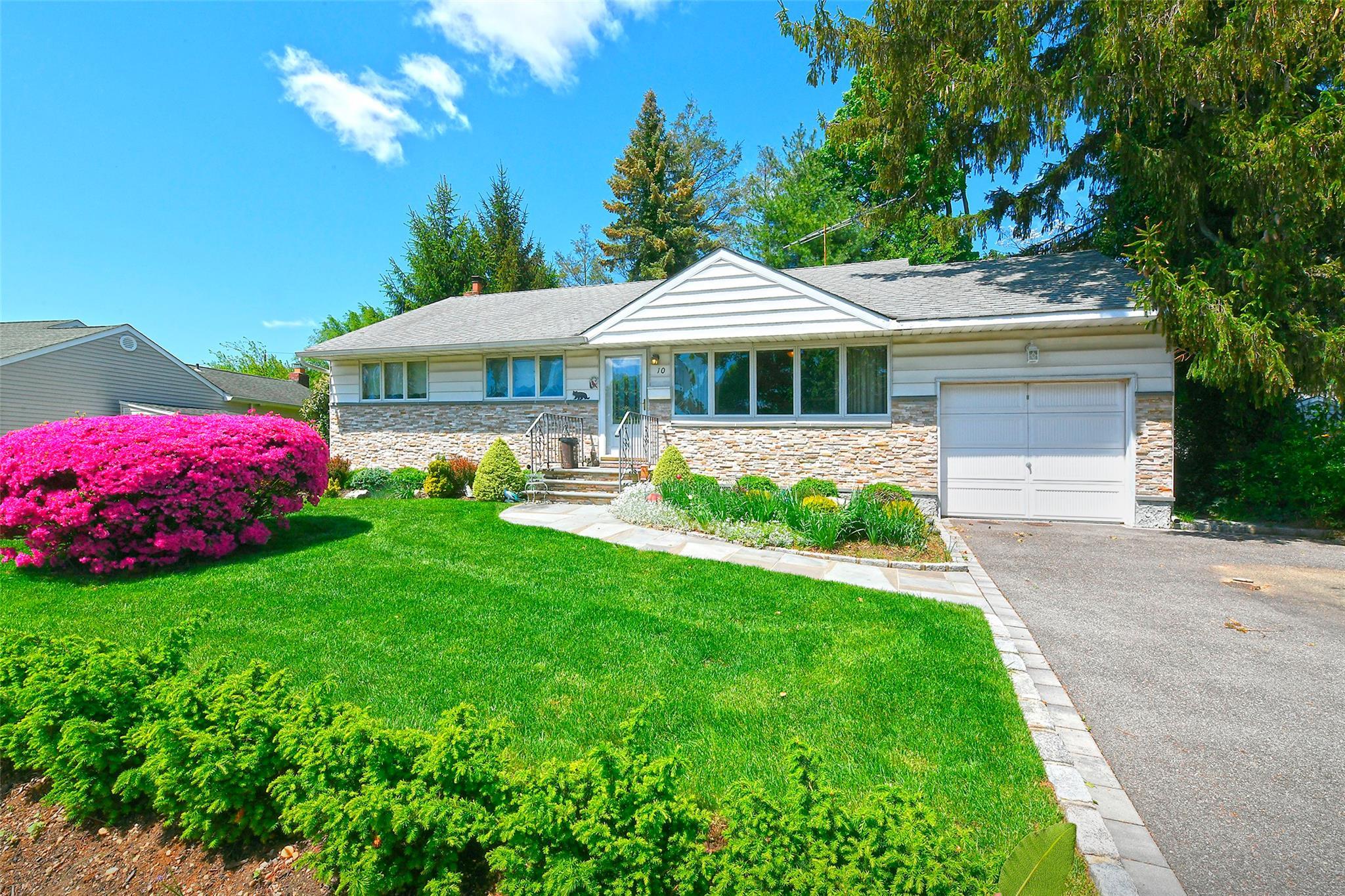 Property Photo:  10 Lee Place  NY 11804 