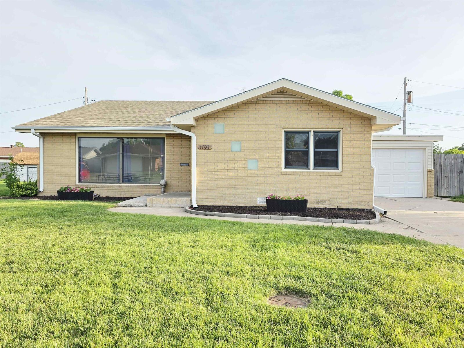 Property Photo:  1108 Grande Ave  NE  