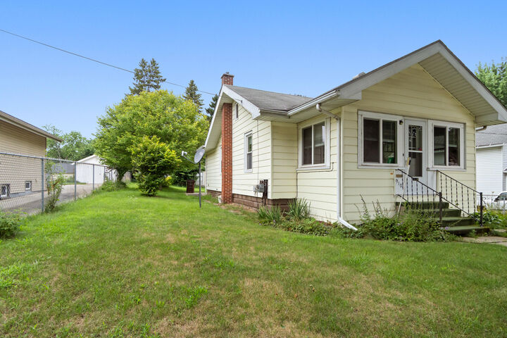 Property Photo:  910 Bush Street  MI 49202 