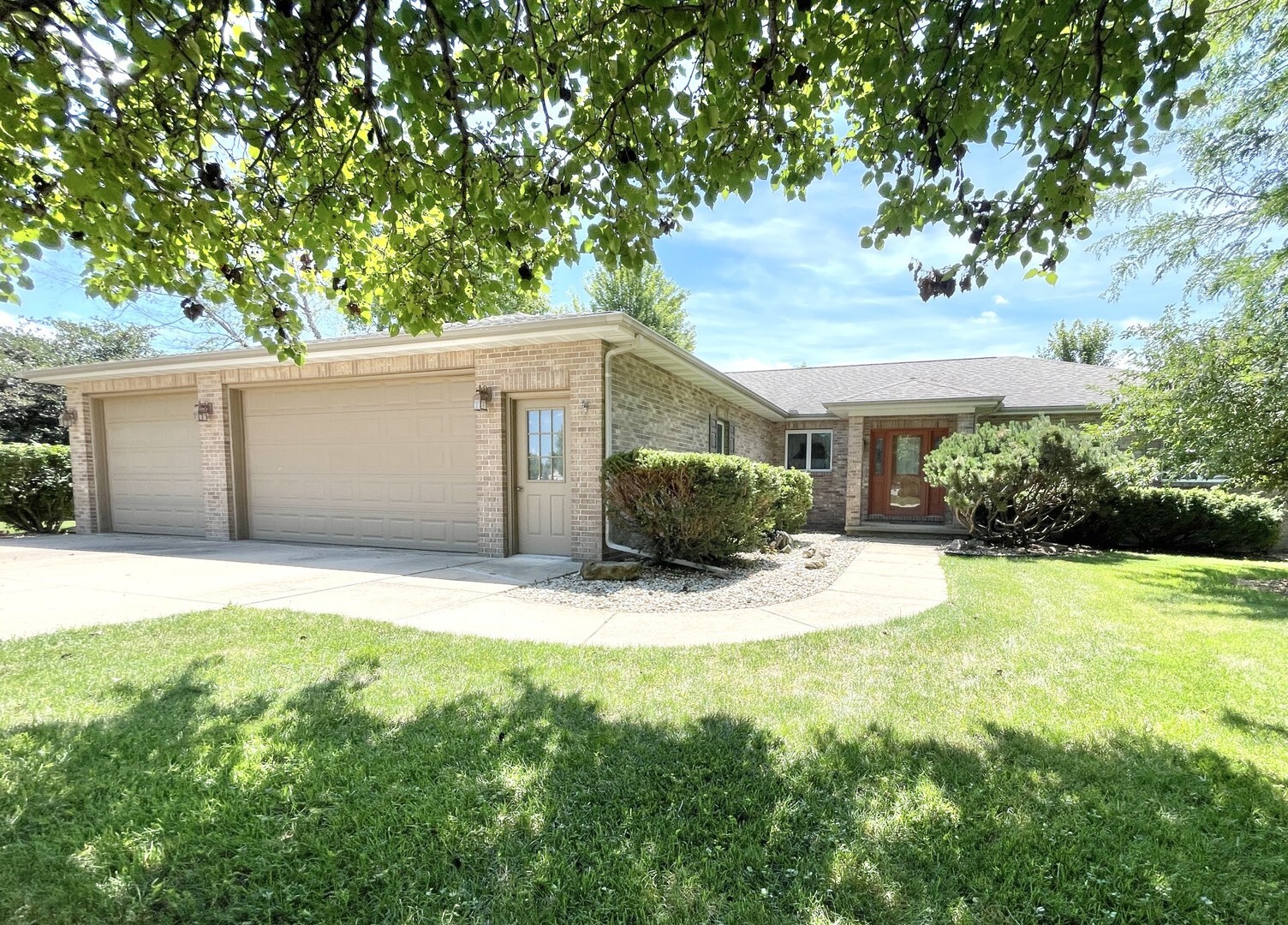 Property Photo: 210 Mary Senica Court IL 61301