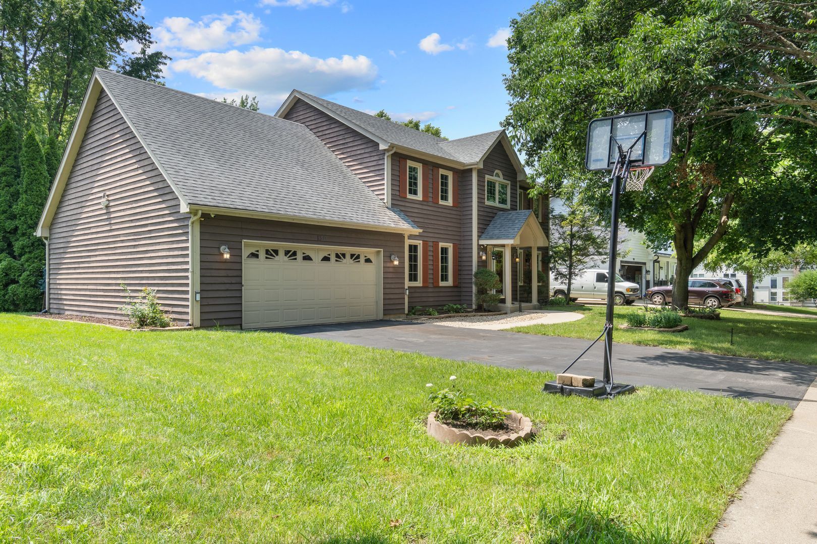 Property Photo: 130 Hill Court IL 60185