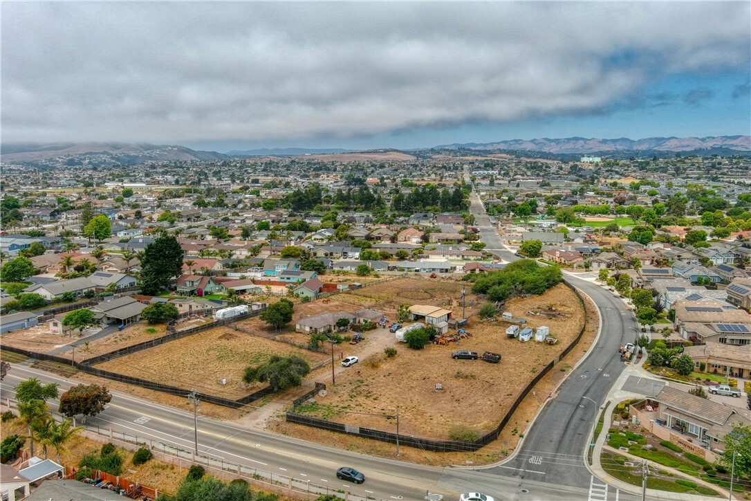 Property Photo: 1591 1601 Farroll Road CA 93433