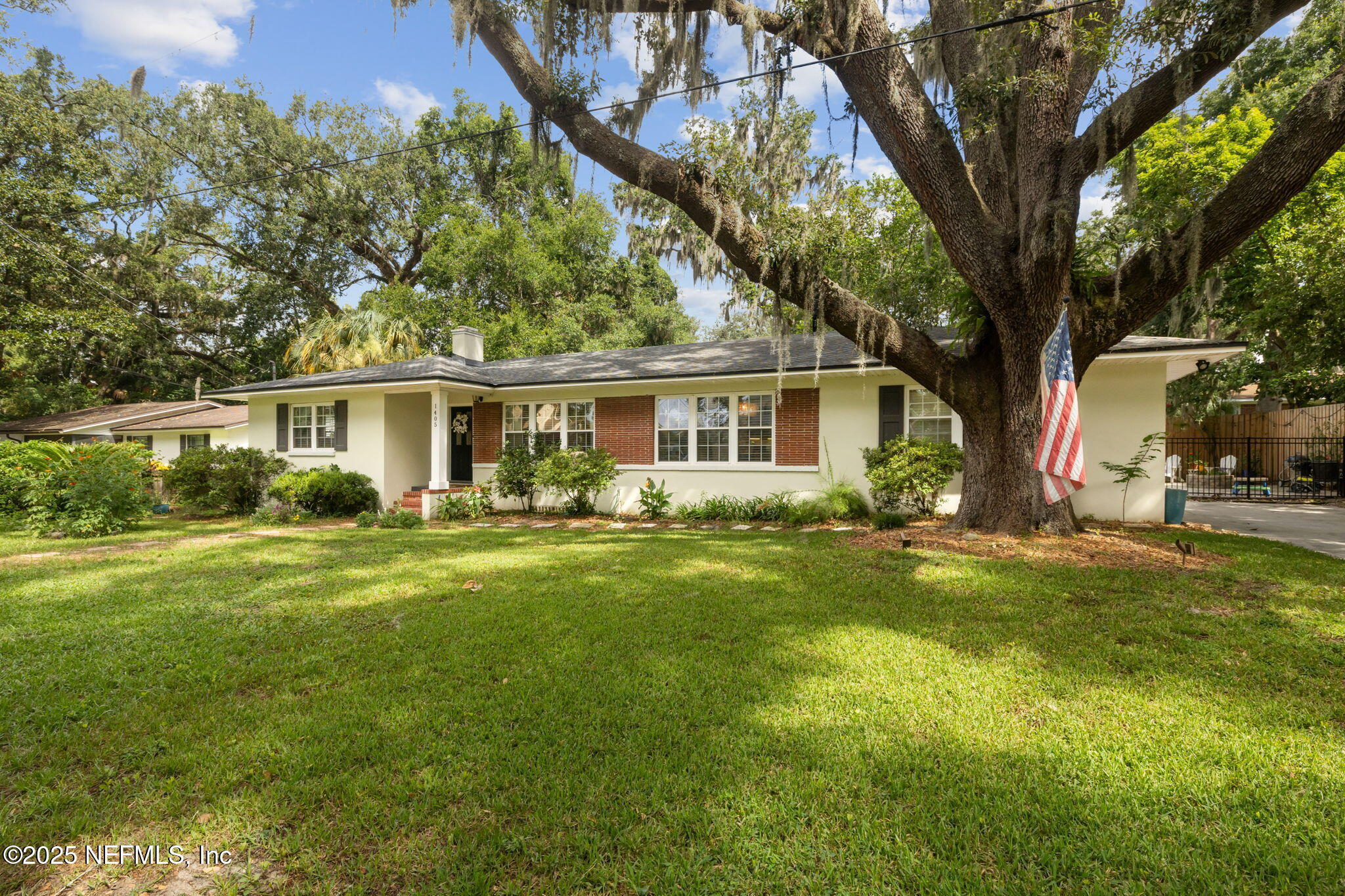 Property Photo: 1405 Redbud Lane FL 32207