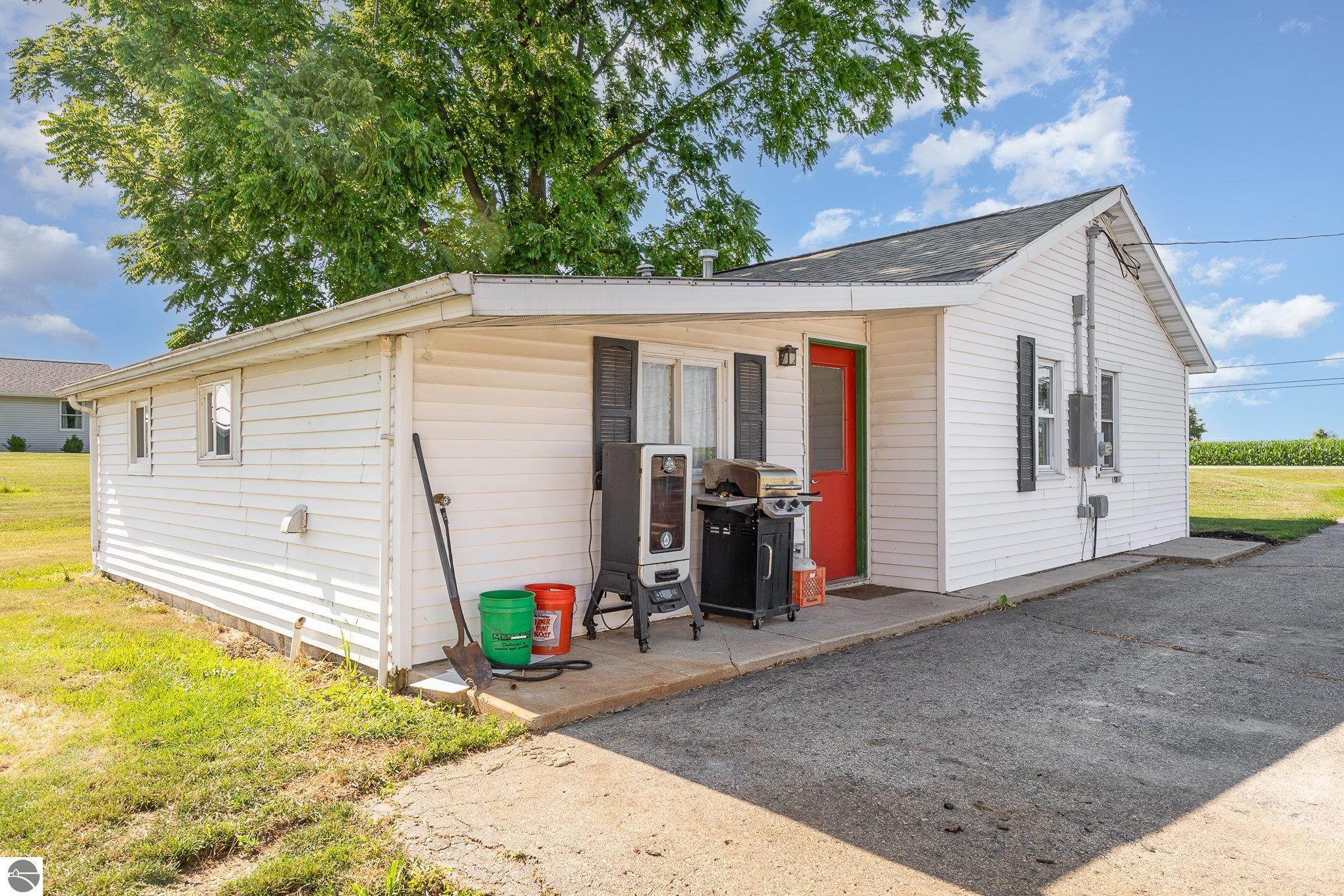 Property Photo: 6260 E Blanchard Road MI 48883