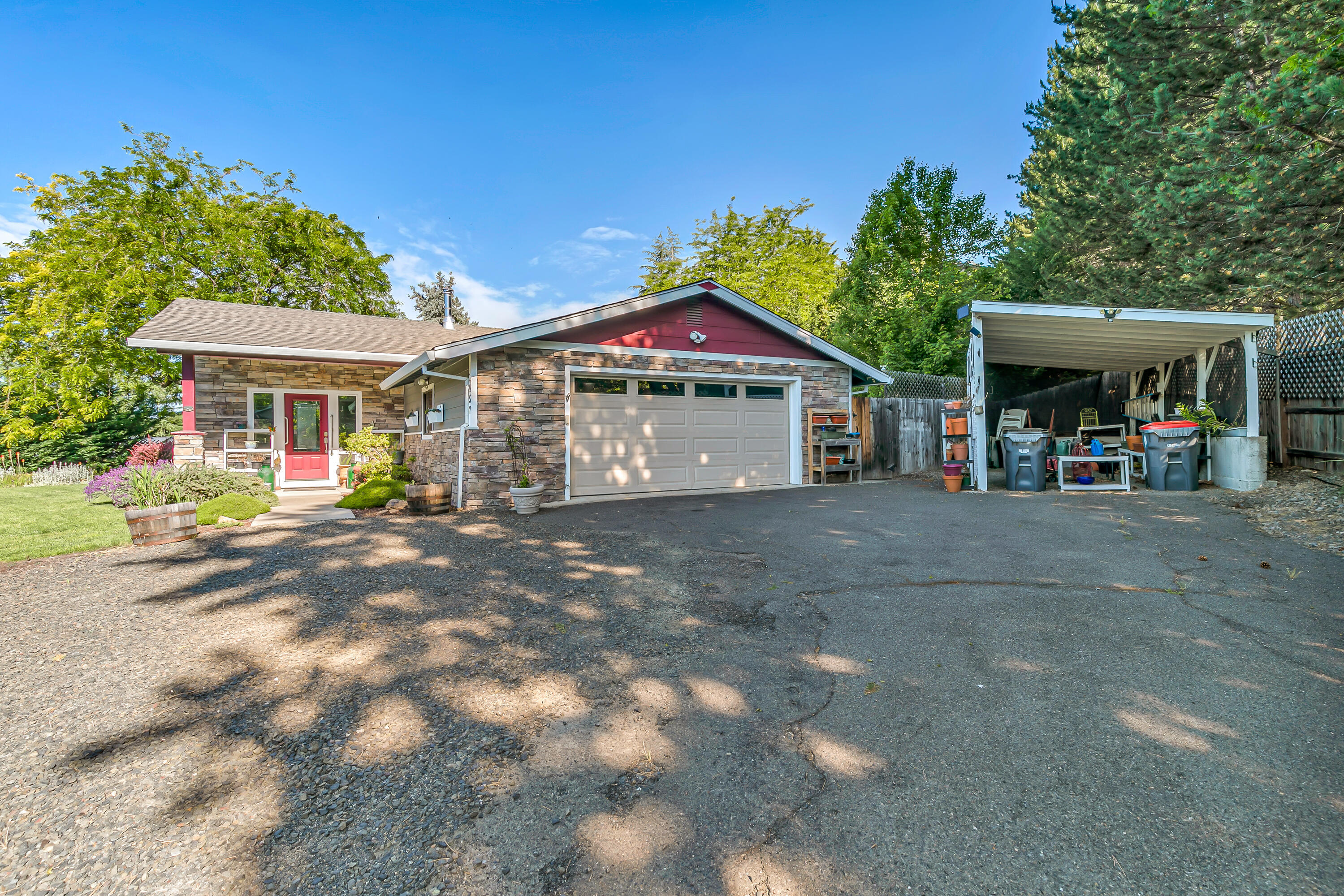 Property Photo:  1457 Angelcrest Drive  OR 97504 