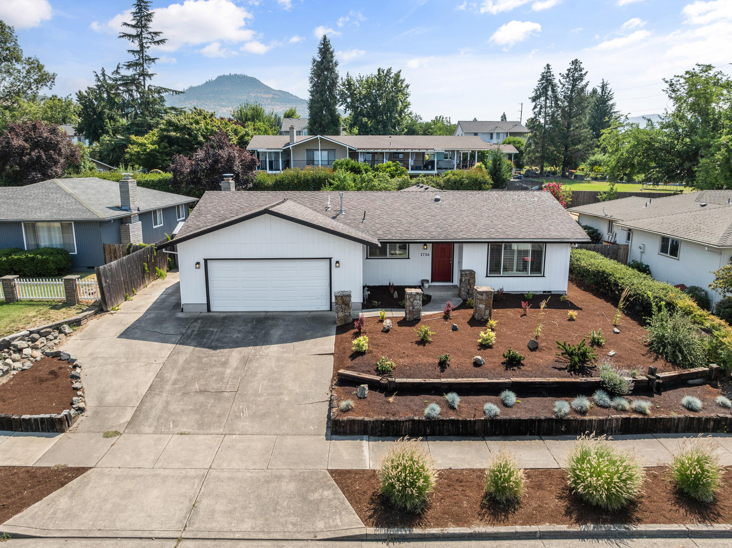Property Photo: 1736 Inverness Drive OR 97504