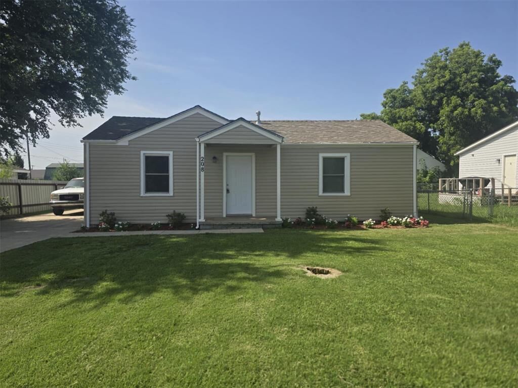Property Photo:  208 SE 2nd Street  OK 73160 