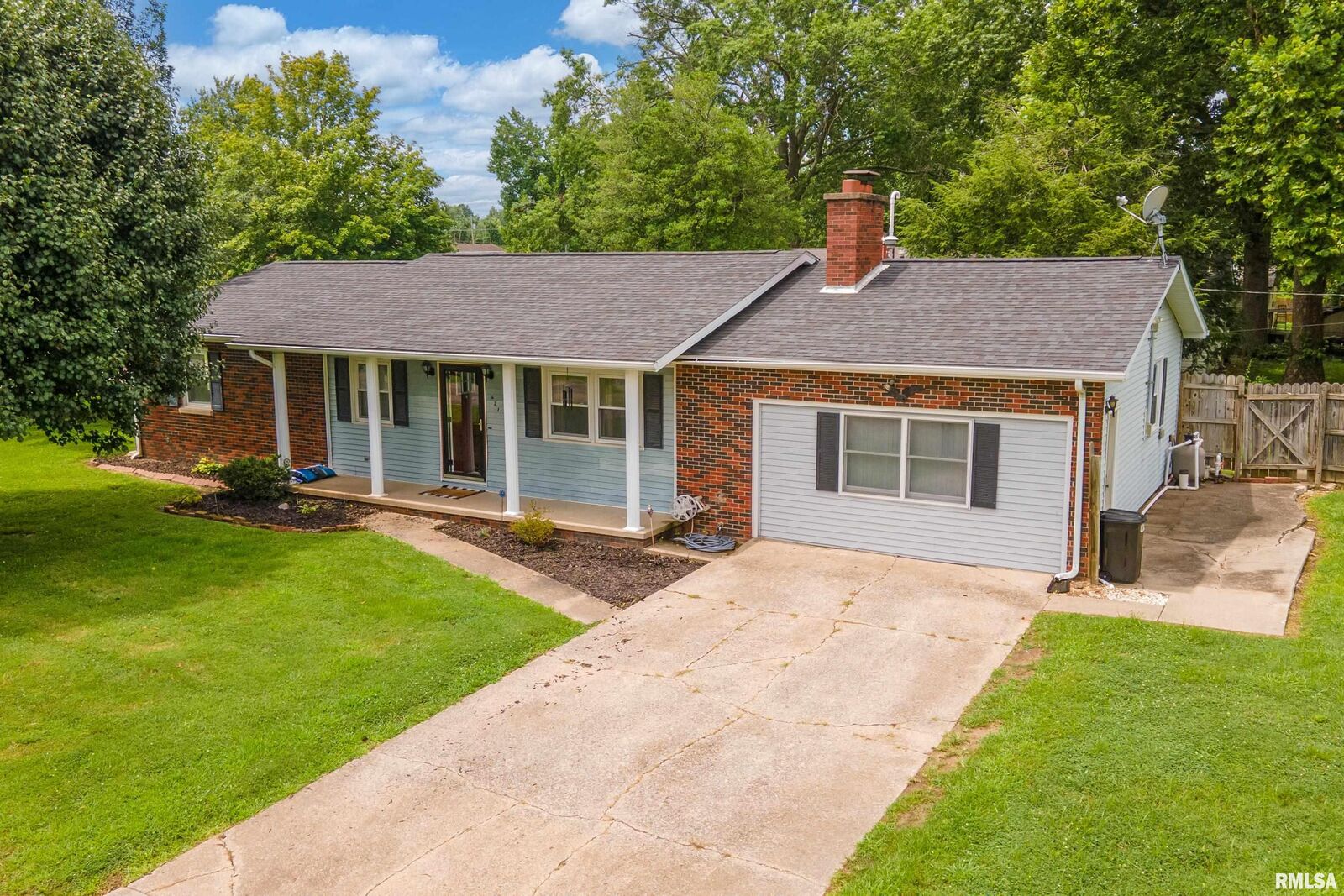 Property Photo:  621 S 4th Street  IL 62948 