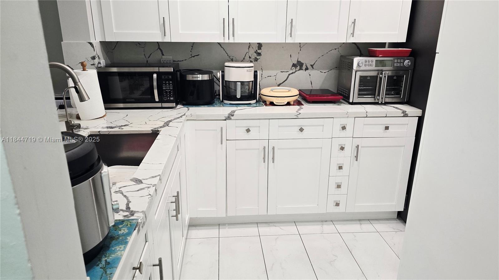 Property Photo:  1 Alhambra Cir 501  FL 33134 