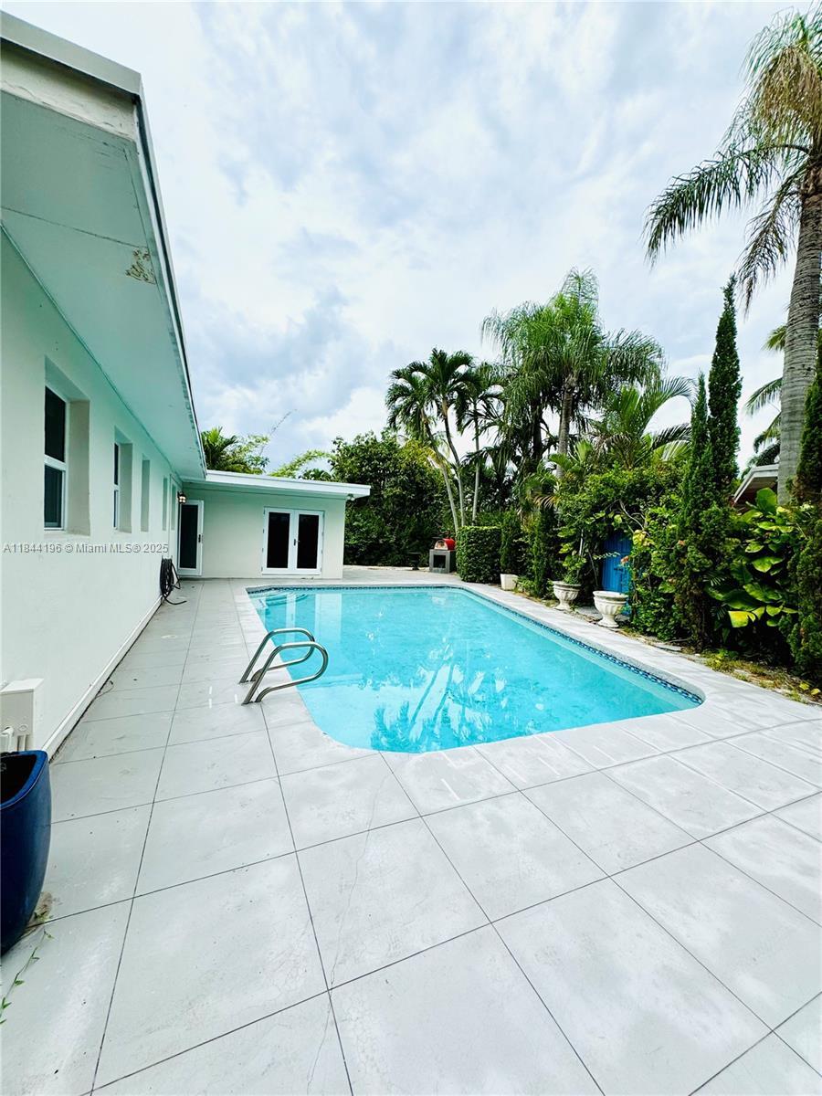 2075 S Hibiscus Dr  North Miami FL 33181 photo
