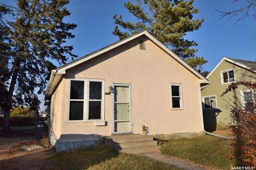 Property Photo:  1838 15th Street W  SK S6V 3T7 