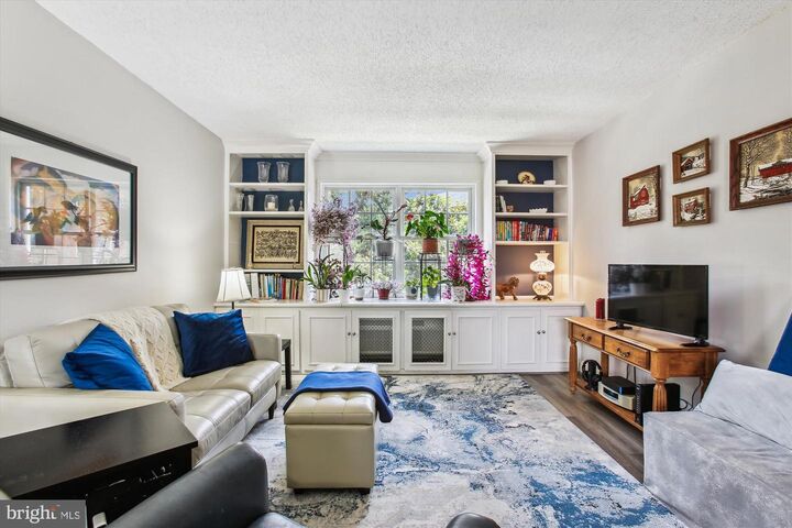 Property Photo:  1612 W Abingdon Drive 202  VA 22314 