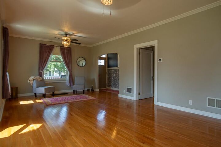 Property Photo: 760 S Grandview Avenue IA 52003