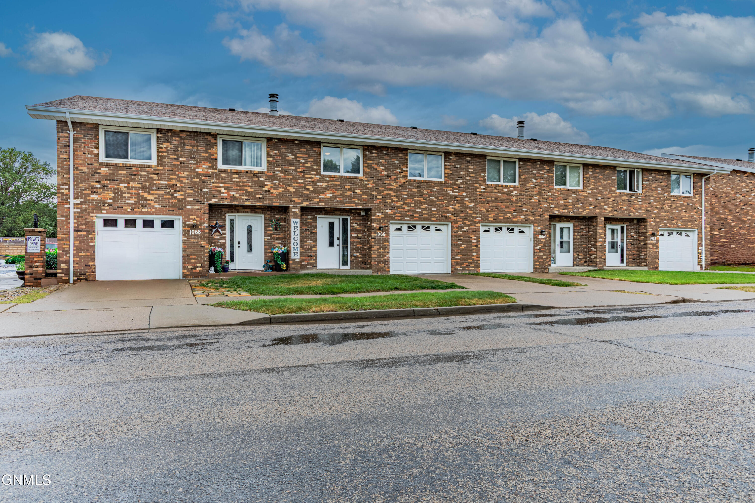 Property Photo:  1066 Pleasant Street  ND 58504 