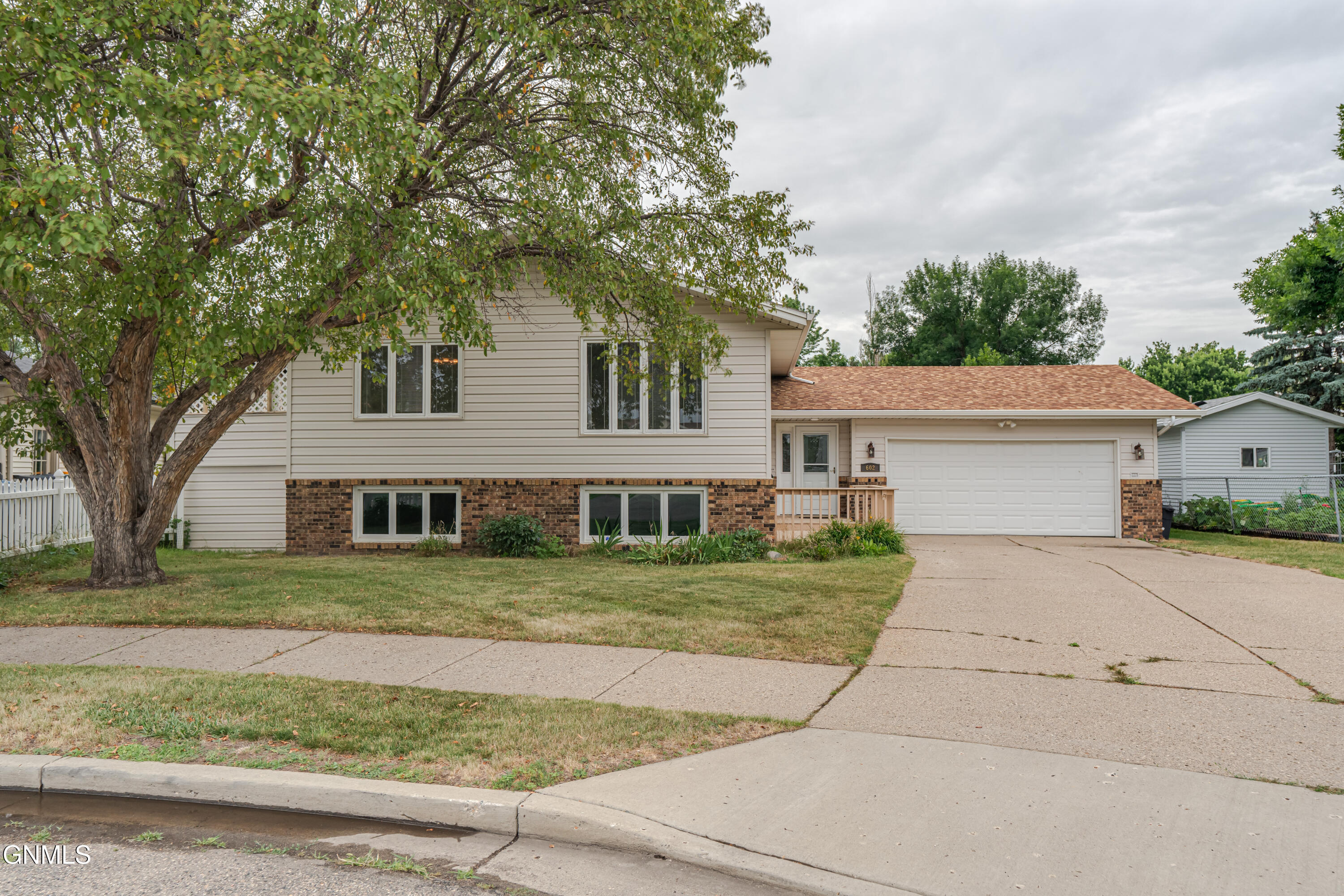 602 Hillview Place NE  Mandan ND 58554 photo