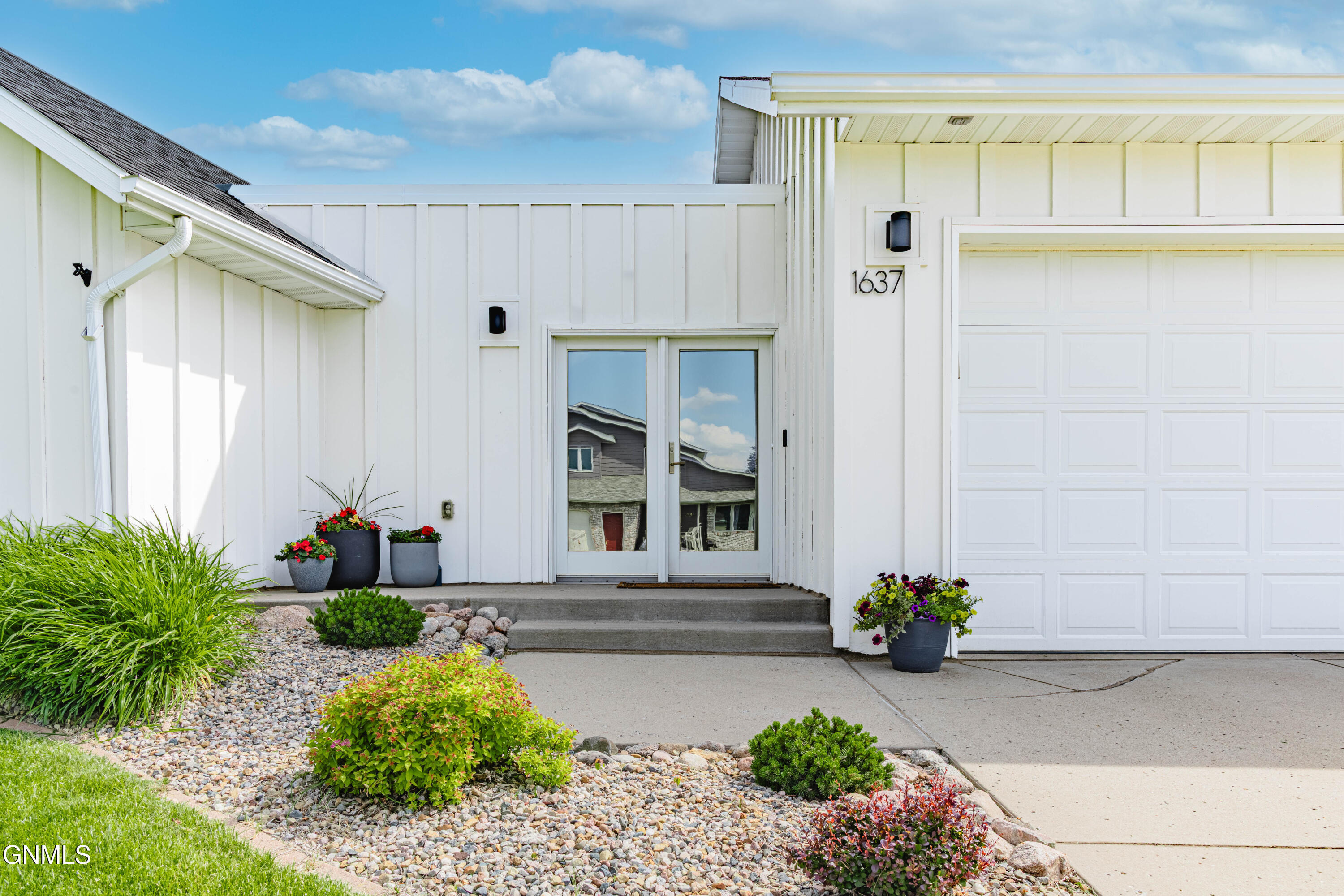 Property Photo:  1637 Canyon Drive  ND 58503 