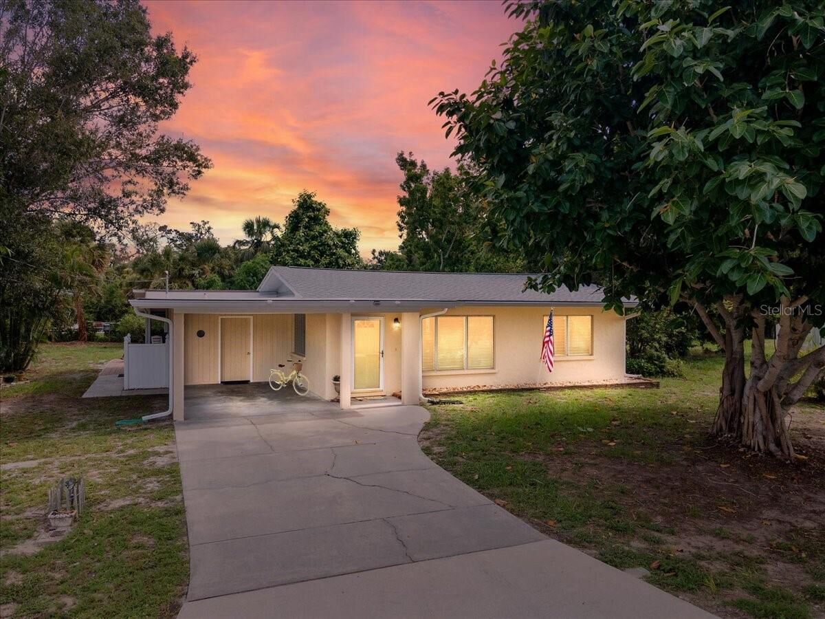 Property Photo: 912 Hampton Road FL 34275