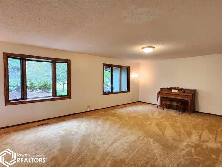 Property Photo:  1 Asbury Court  IA 50401 