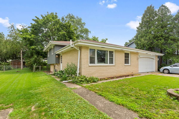 Property Photo:  1110 Poplar Street  IL 60156 