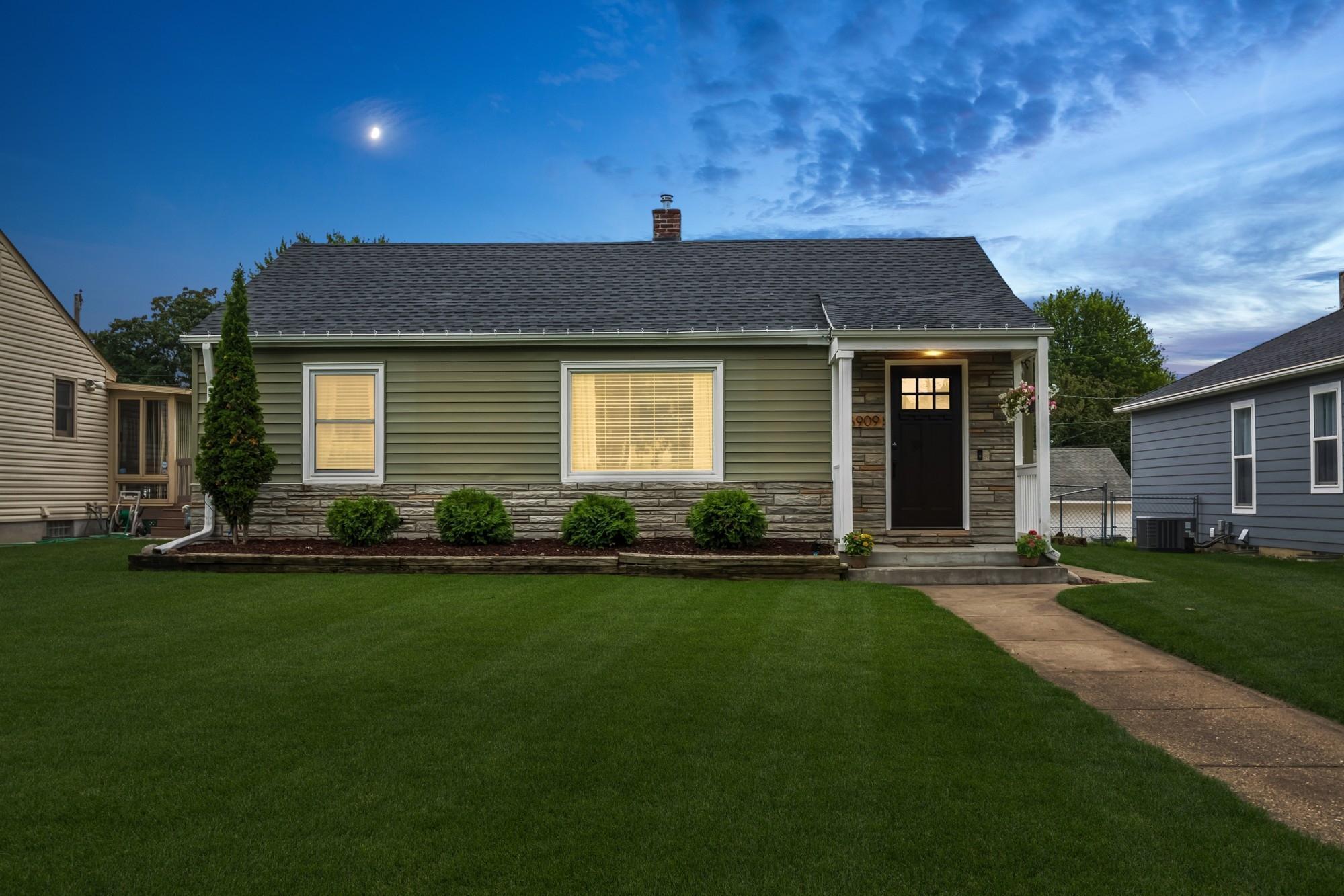 Property Photo: 6909 Upton Avenue S MN 55423