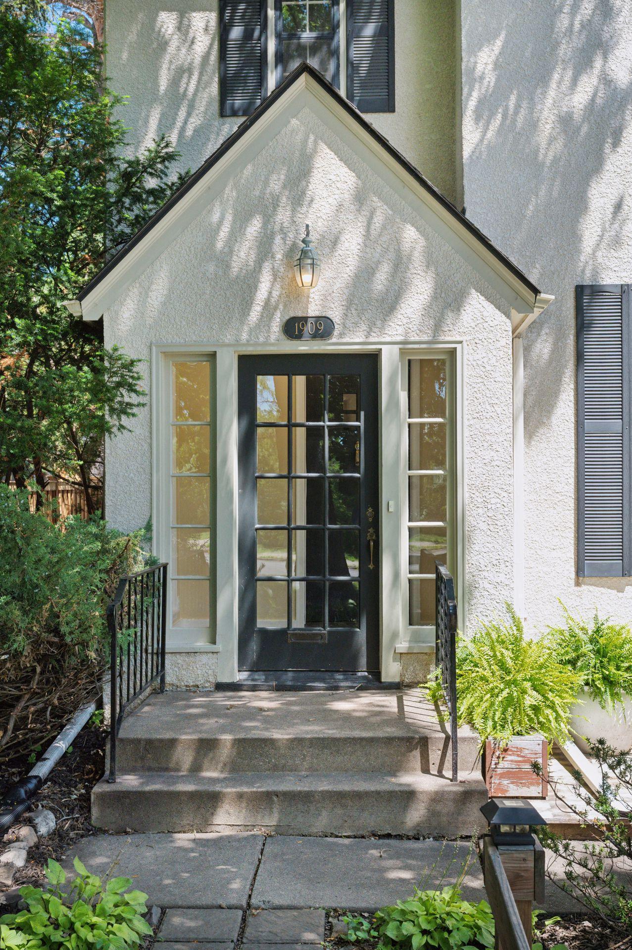 Property Photo:  1909 E River Parkway  MN 55414 
