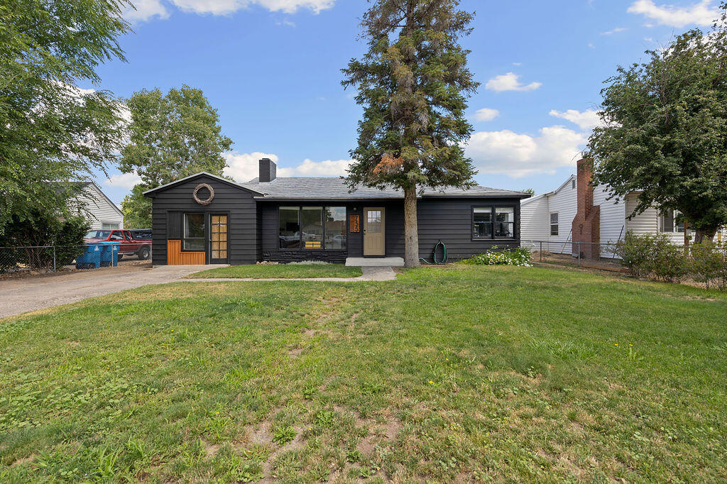 Property Photo:  755 NE Ochoco Avenue  OR 97754 
