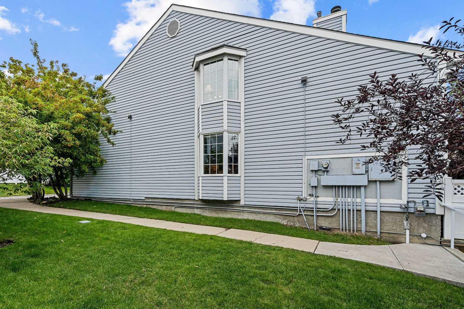 Property Photo:  28 Berwick Crescent NW 33  AB T3K 1Y7 